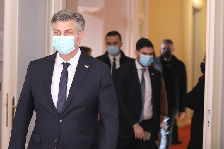 Plenković i njegov špijun u saboru o napadu na zgradu vlade i o uhićenjima zbog jaja