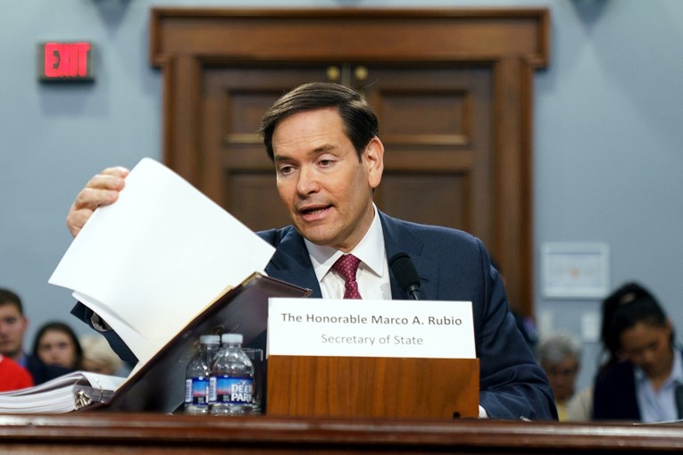 Oponašao Trumpovog  šefa diplomacije i zvao ministre i guvernere