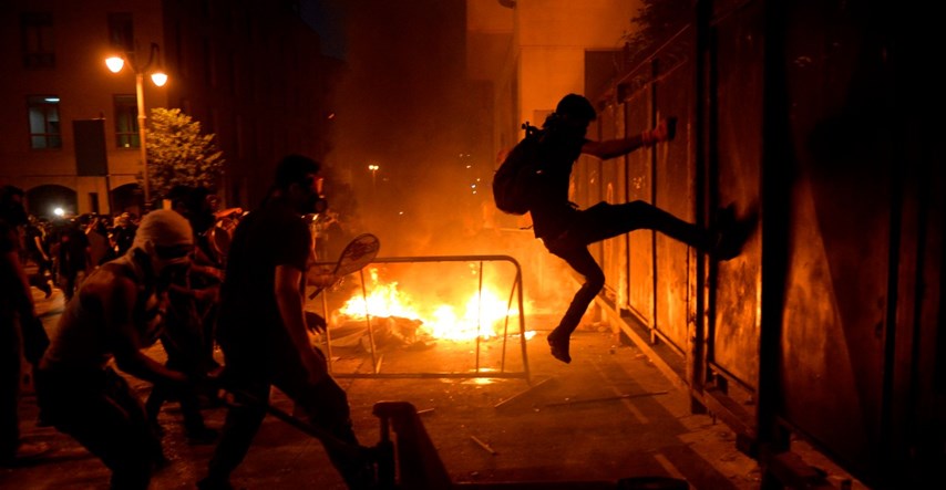 Novi nasilni prosvjedi u Bejrutu, policija bacala suzavac, izbio požar
