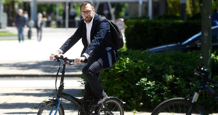 Tomašević s presice otišao na biciklu: Maksimalno ćemo skresati službene automobile