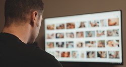 Zašto ljudi gledaju 18+ filmiće u javnosti?