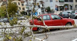 Olujno jugo u Dalmaciji: Vjetar čupa stabla u Splitu, veliki valovi u Dubrovniku