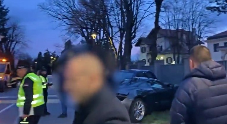 Vučićev kum McLarenom skrivio teški sudar u Beogradu, neki tipovi okružili novinare
