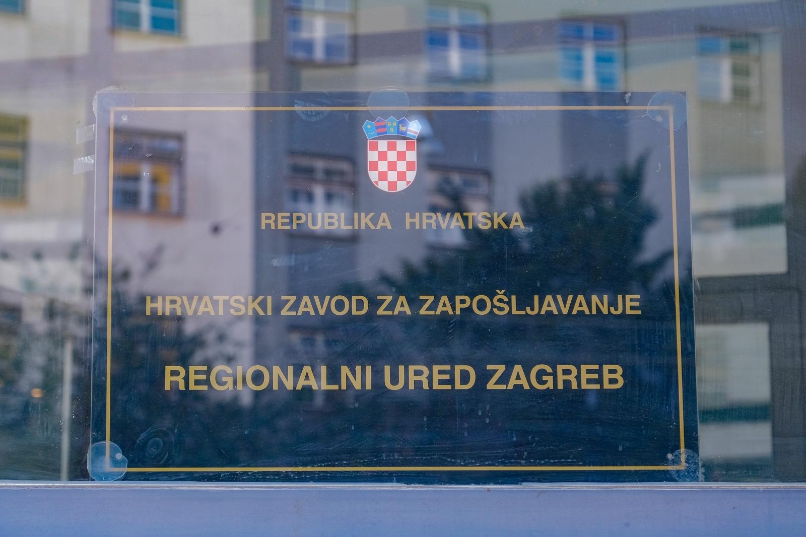 U ožujku preko 12.000 manje zaposlenih nego u veljači
