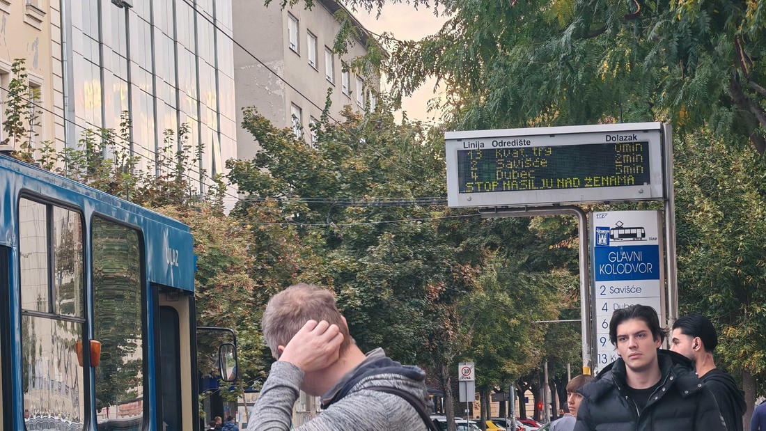 Na tramvajskim stanicama u Zagrebu danas je osvanula moćna poruka