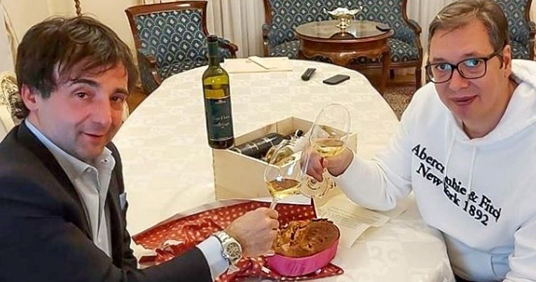 Vučić objavio fotografiju na kojoj nazdravlja malvazijom: "Dugo ću okajavati grijehe"