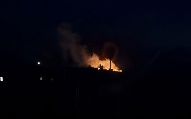 ВИДЕО Масивен украински напад со беспилотни летала, град во Крим без струја