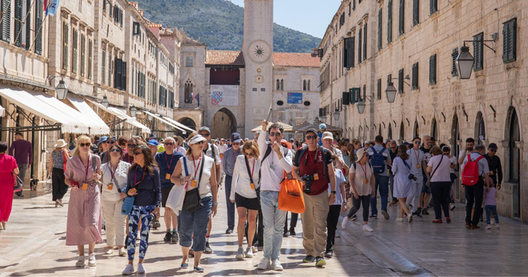 FOTO Dubrovnik je već krcat turistima, ima i kupača