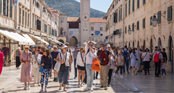 FOTO Dubrovnik je već krcat turistima, ima i kupača