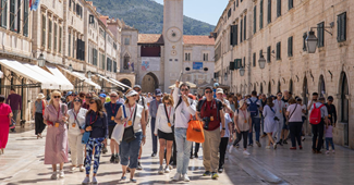 FOTO Dubrovnik je već krcat turistima, ima i kupača