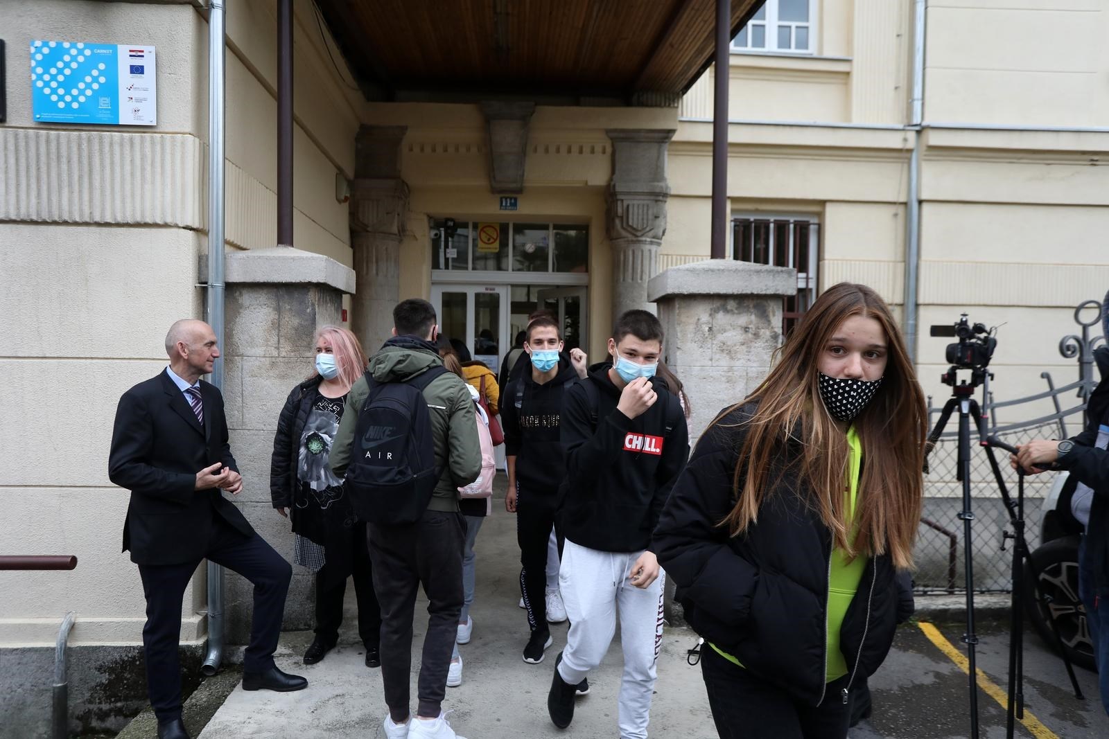 Nastavnicima koji odbijaju covid-potvrde prijete otkazi. Sindikalist spominje tužbe