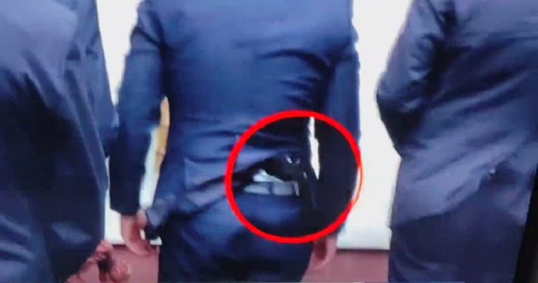 VIDEO Vjetar otkrio da poljski ministar nosi pištolj oko pasa