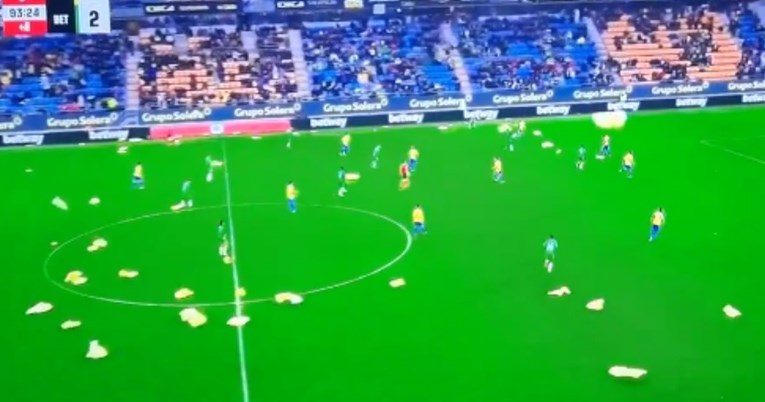 VIDEO Navijači španjolskog kluba zasuli teren kabanicama i prekinuli utakmicu