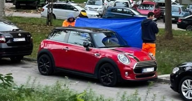 Dok je kolega kosio travu, komunalci u Rijeci držali ceradu kako ne bi oštetili auto