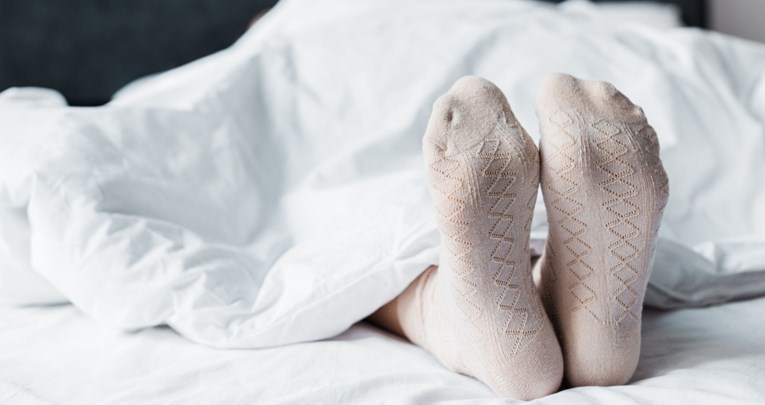 Liječnik tvrdi da bi ljudi trebali nositi čarape kad spavaju, a objasnio je i zašto
