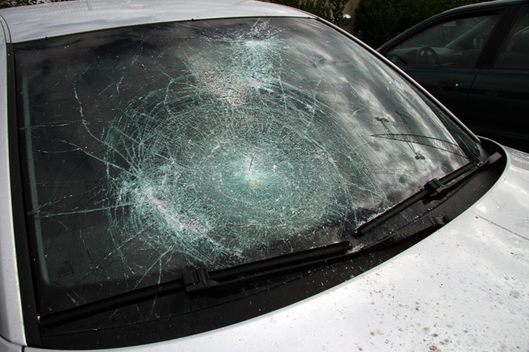 Mačetom razbijao aute u Puli. Razbio i staklo na ulaznim vratima kuće