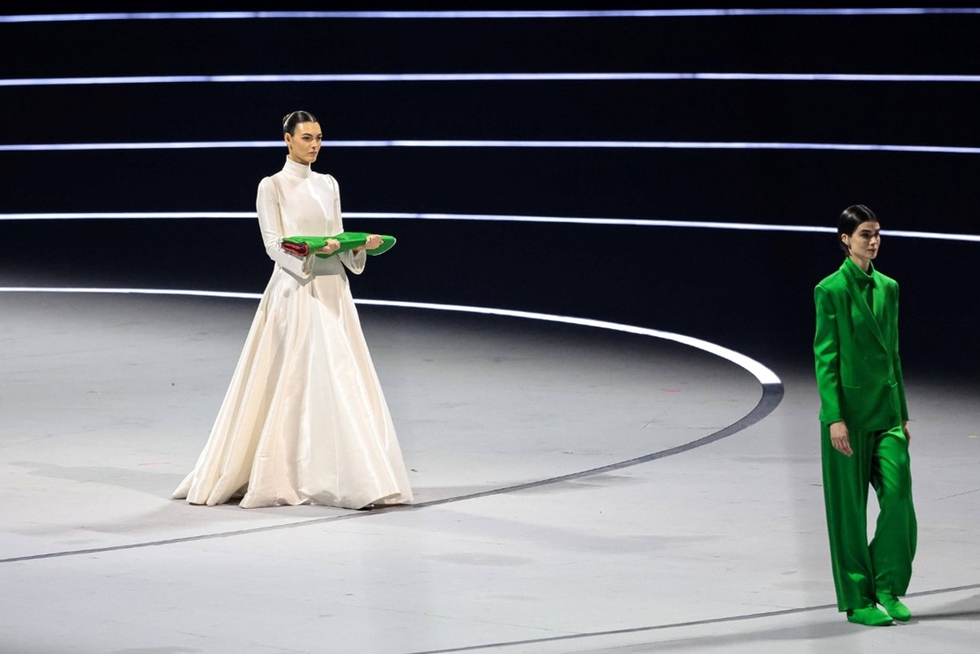 Cura Leonarda DiCaprija bila je zvijezda otvaranja ZOI-ja. Nosila je zastavu Italije