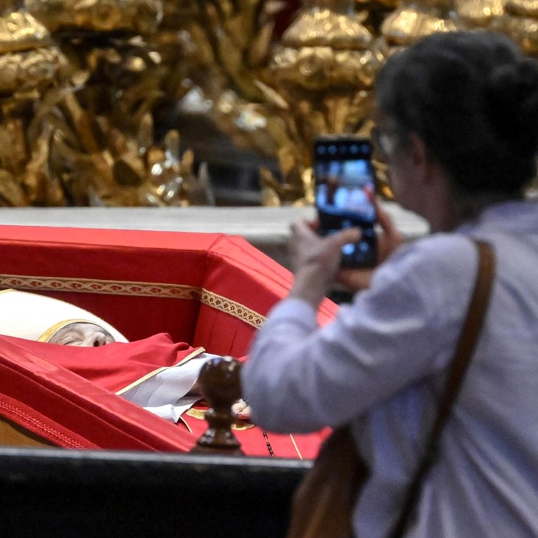 Britanci otišli vidjeti tijelo Pape, zgrozio ih potez brojnih posjetitelja u Vatikanu