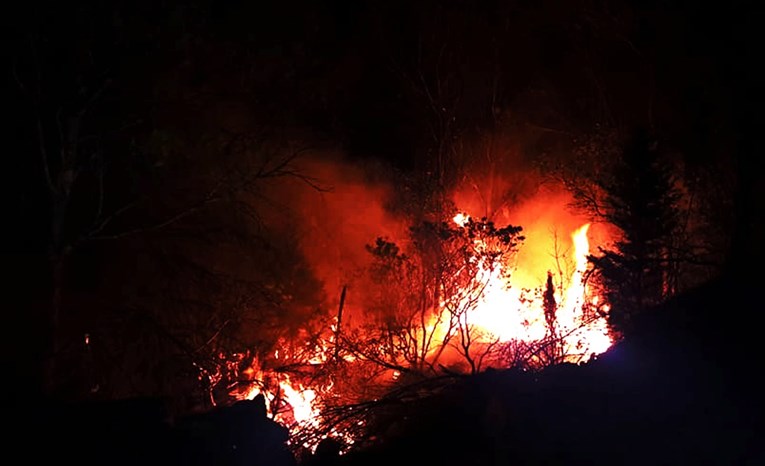 Buknula dva nova požara na Hvaru, sad ih je četiri. Zapovjednik: Nije dobro