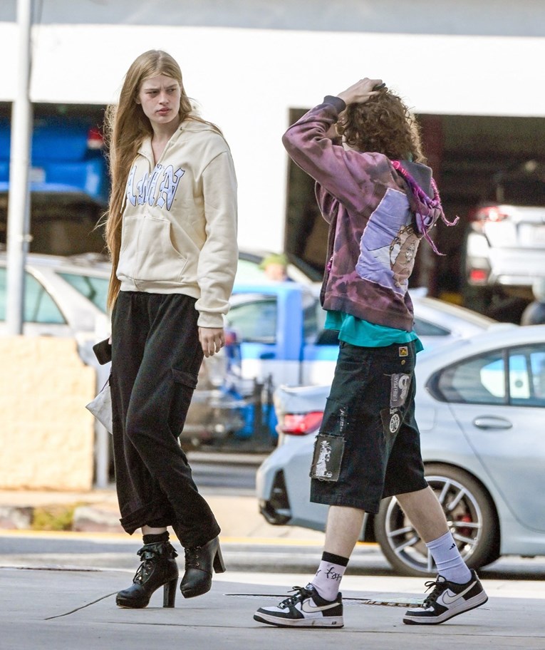 Muskova transrodna kći snimljena s prijateljem ispred prodavaonice marihuane