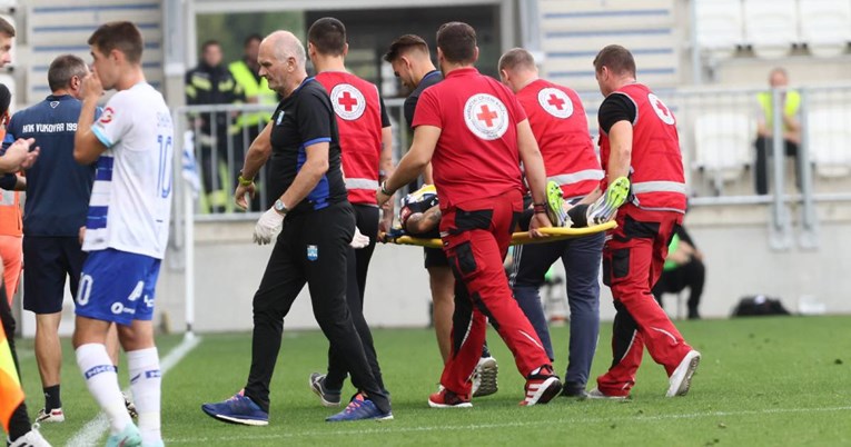 Mario Tičinović na nosilima iznesen s utakmice Osijek - Vukovar