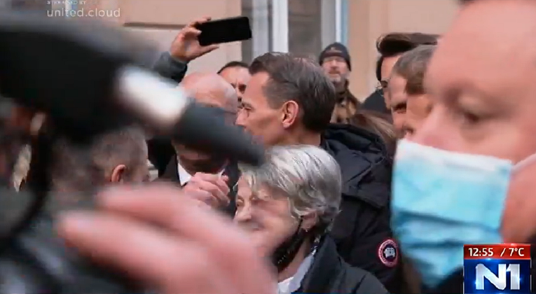 VIDEO Macron se zaustavio kod majke Nicoliera, Francuza koji je ubijen u Vukovaru