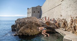 U Dubrovniku se ljudi kupaju