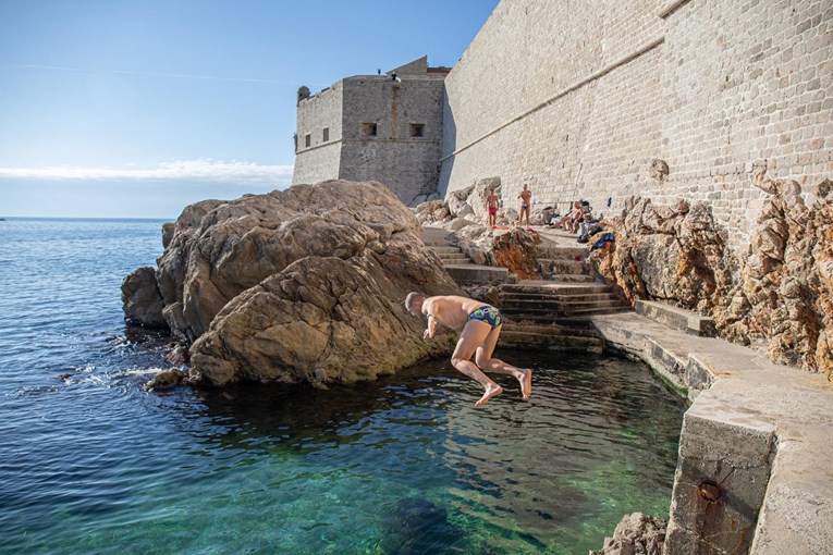U Dubrovniku se ljudi kupaju