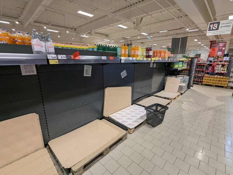 Zamućena voda u Bjelovaru. Ljudi kupuju vodu u bocama, u trgovinama prazne police