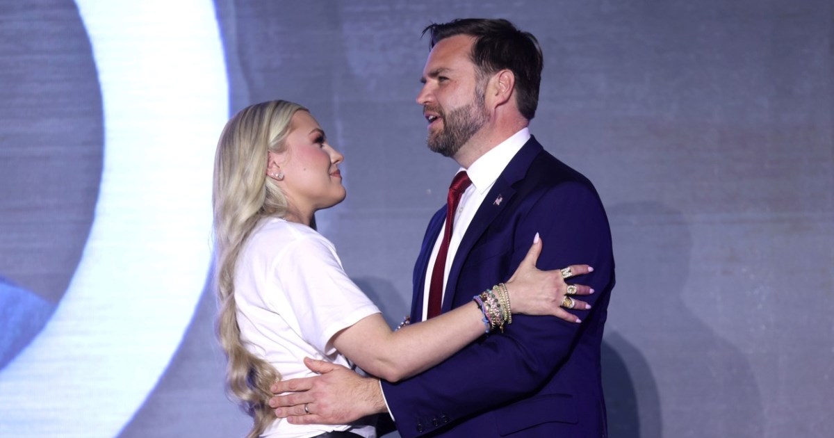 Čitačica s usana otkrila što je Erika Kirk rekla JD Vanceu u viralnom zagrljaju