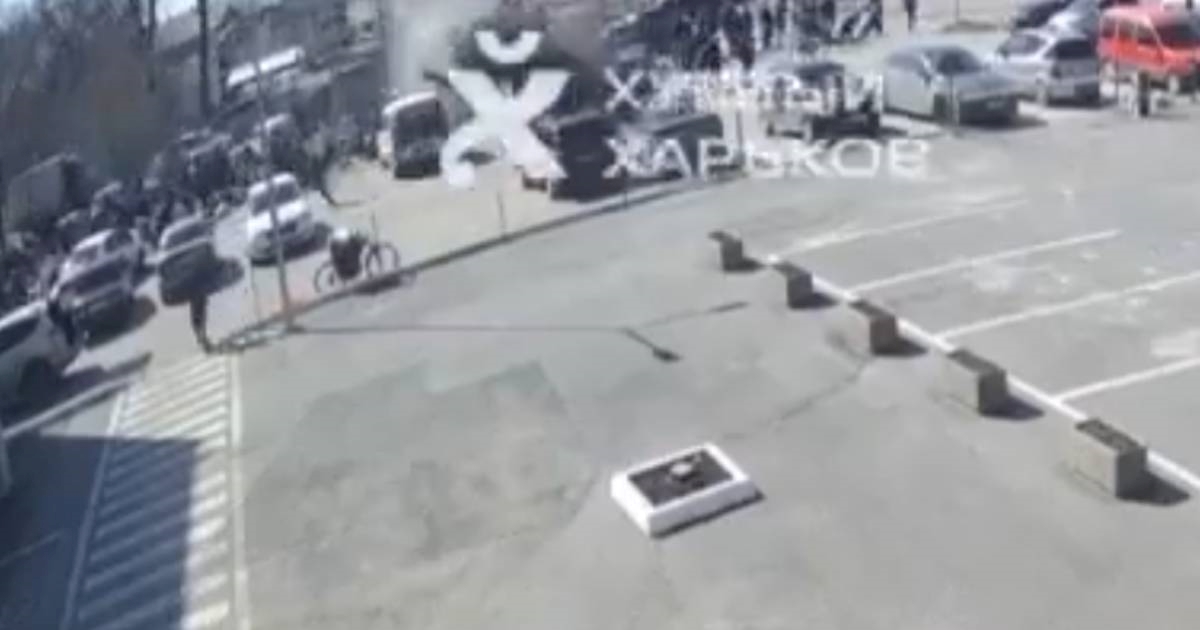 VIDEO Objavljena uznemirujuća snimka iz Harkiva, bomba pala na ljude u redu