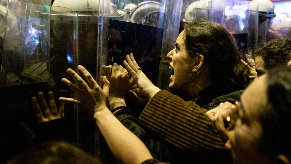 Turska policija suzavcem tjerala žene u Istanbulu