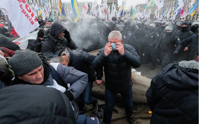 U Kijevu tisuće prosvjednika protiv lockdowna, među njima poduzetnici