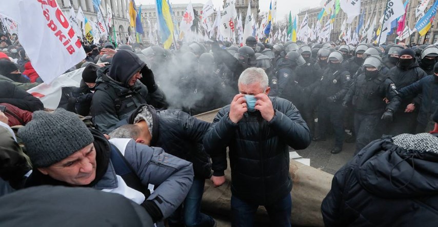 Policija u Ukrajini suzavcem tjerala prosvjednike protiv korona-mjera