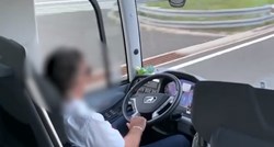 VIDEO Vozač autobusa za vrijeme vožnje priča na mobitel