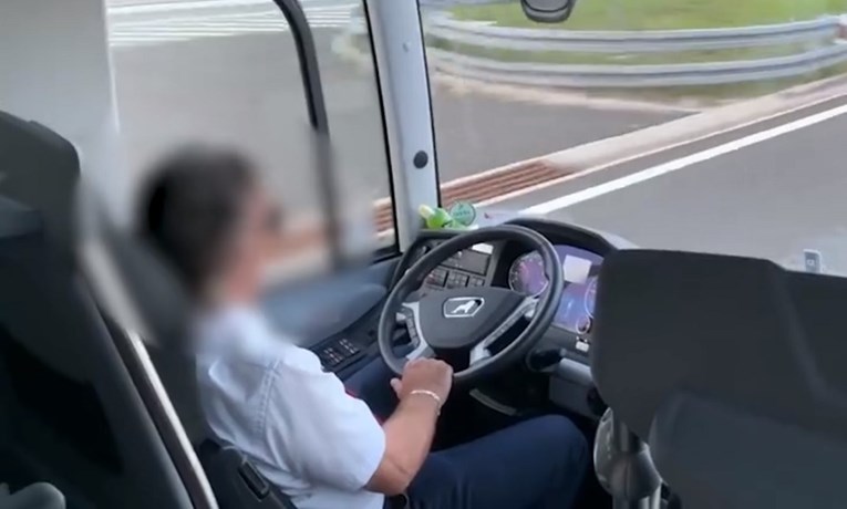 VIDEO Vozač autobusa za vrijeme vožnje priča na mobitel
