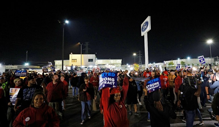 Povijesni štrajk u tvornici Forda u Michiganu, skupile se stotine radnika