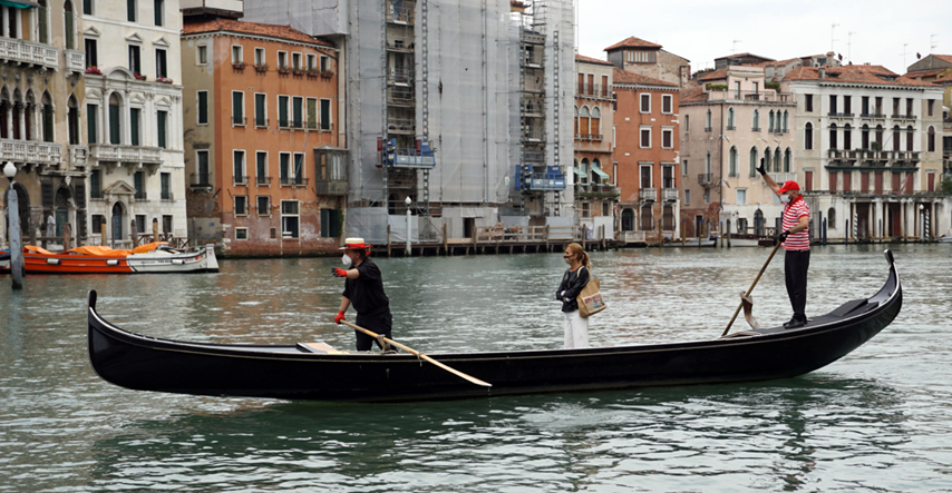 Venecijanski gondolijeri se žale da su turisti postali predebeli