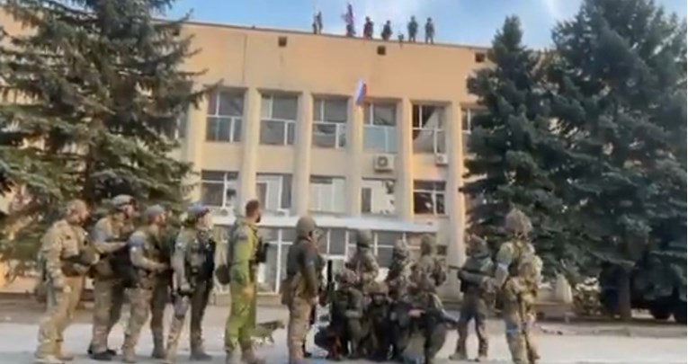 VIDEO Ukrajinski vojnici u centru Limana s krova bacili rusku zastavu