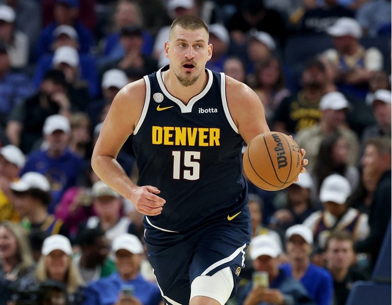 Jokić zabio s centra. Njegovi suigrači u transu, on se nije ni osmjehnuo