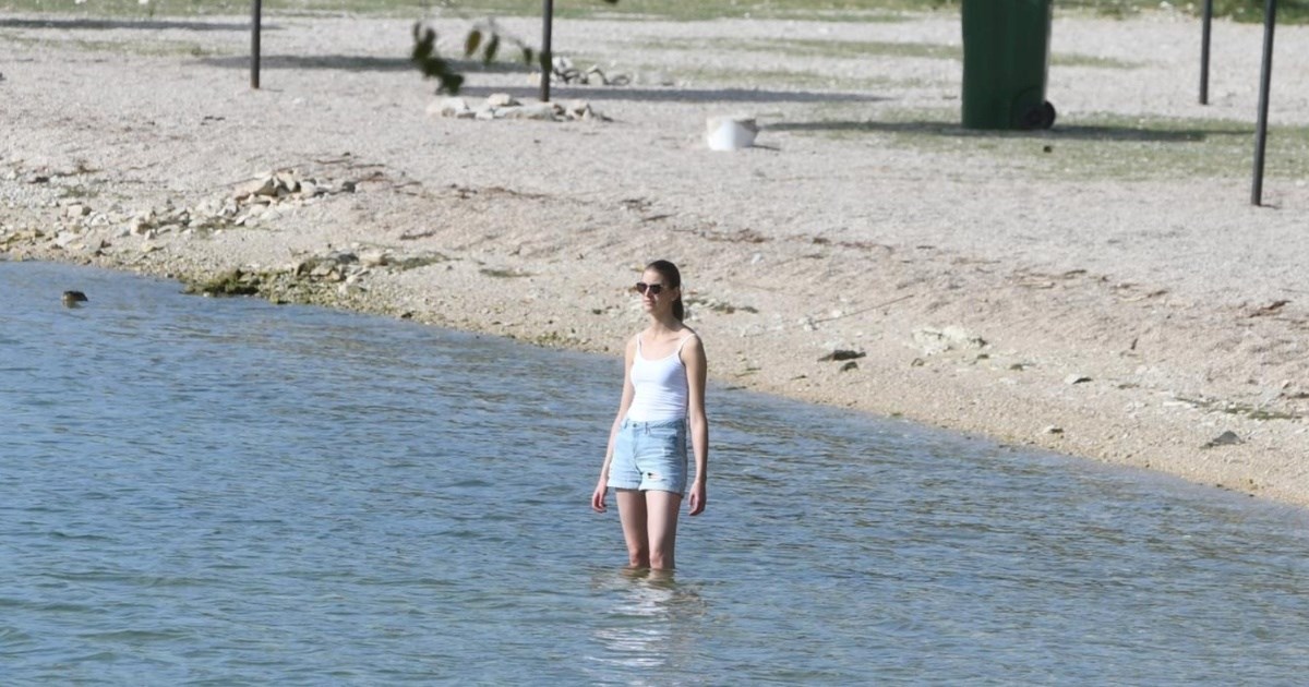 Fotka dana: Djevojka u Skradinu na praznoj plaži potražila osvježenje
