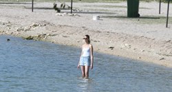 Fotka dana: Djevojka u Skradinu na praznoj plaži potražila osvježenje