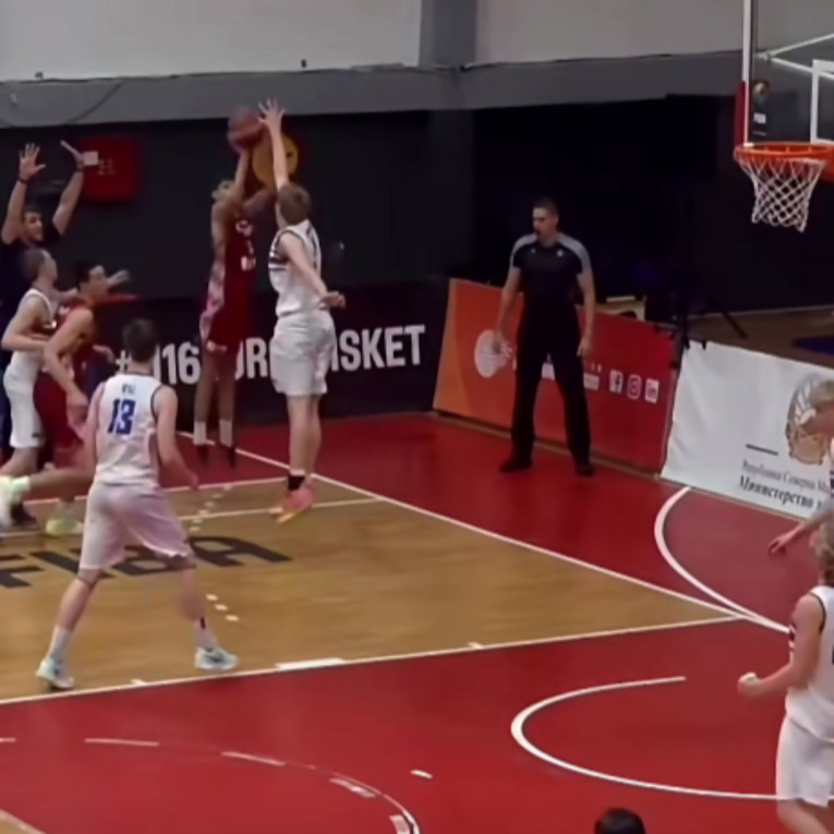 Pogledajte tricu Luke Lenija Ukića (16) za titulu Hrvatske