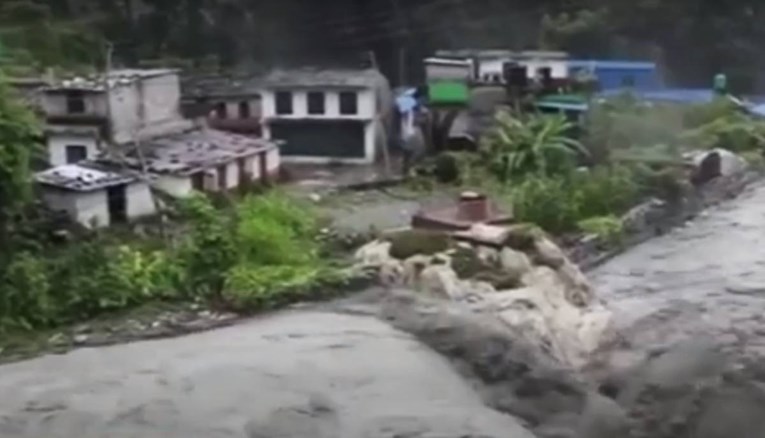 Velike poplave u Indiji i Nepalu, poginulo najmanje 189 ljudi