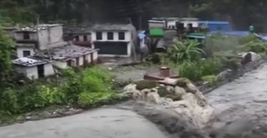 Zbog poplava u Indiji i Nepalu raseljeno gotovo 4 milijuna ljudi, poginulo 189