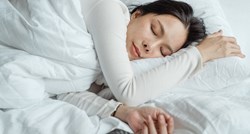 Položaj u kojem spavate može povećati rizik od Alzheimerove bolesti