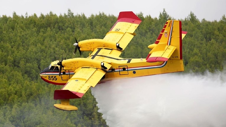 VIDEO Gorjelo na području Skradina, uz kopnene snage požar gasio i kanader