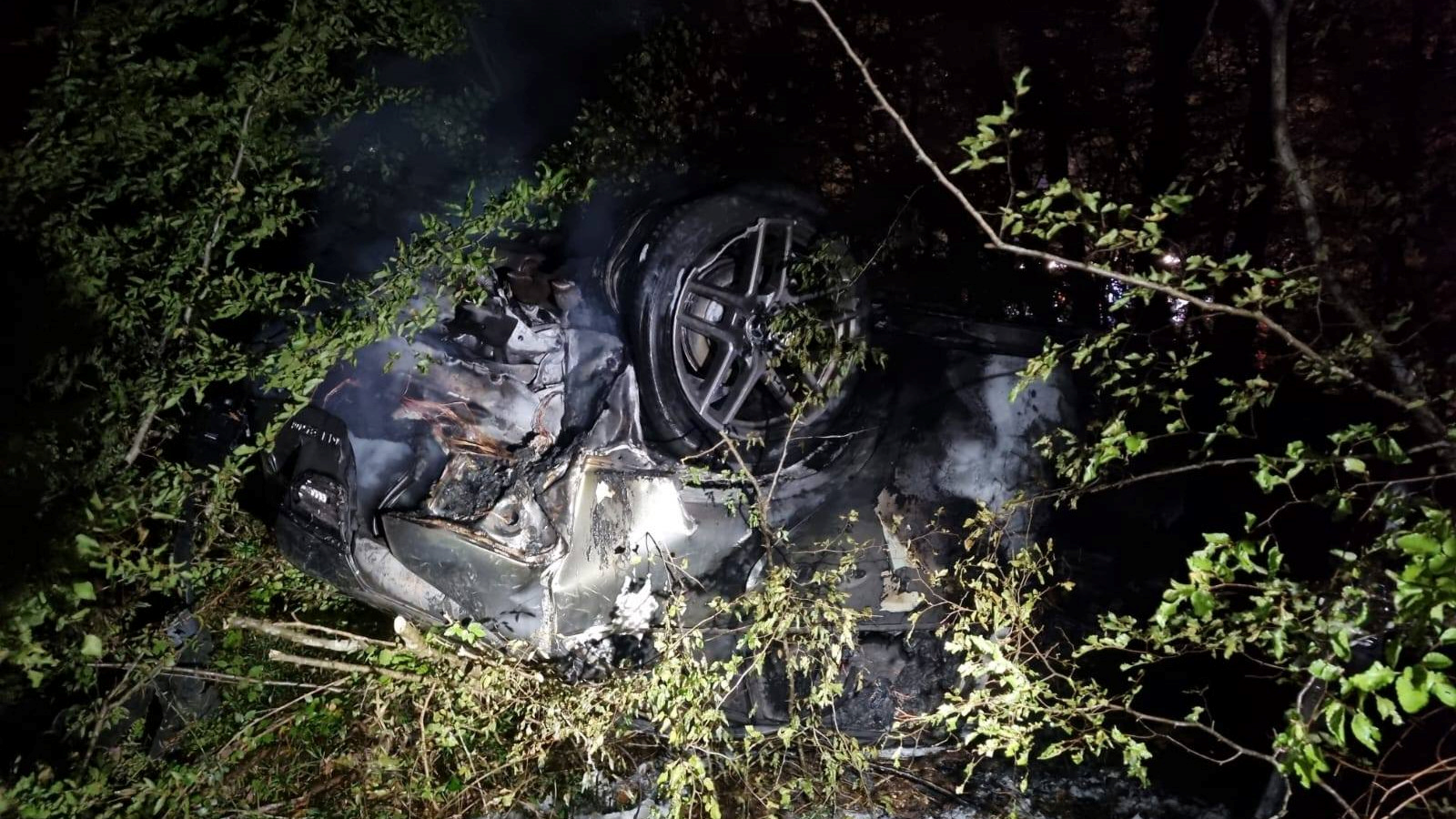 Automobil izletio s ceste na Krku i zapalio se, vozač ozlijeđen