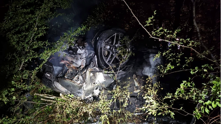 Automobil izletio s ceste na Krku i zapalio se, vozač ozlijeđen