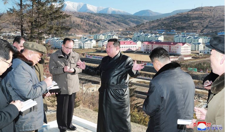 FOTO Kim Jong-un posjetio novoizgrađeni grad, njegovu "socijalističku utopiju"